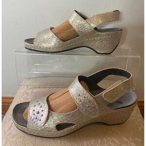 Helle Silver Open-Toe Wedge Sandals Rhinestone Accent Adjustable Straps Size 9